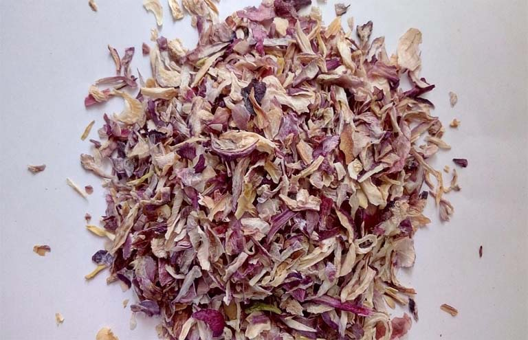 Dehydrated onion flakes